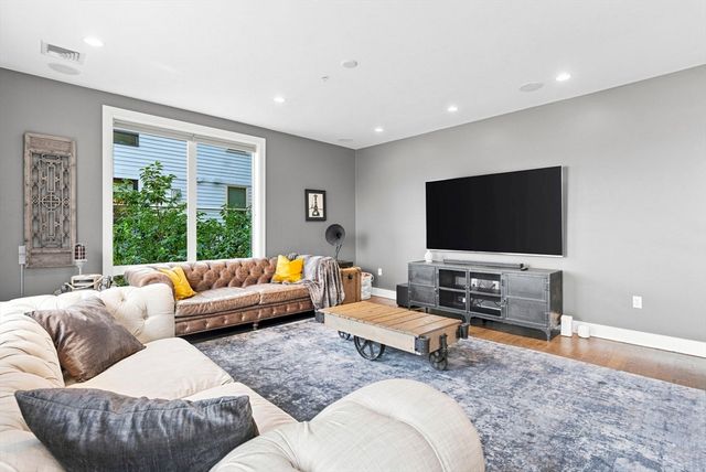 407 W 1st St 101, Boston, MA 02127