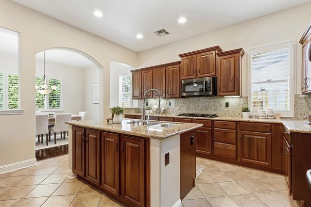992 Hardy Ln, Lincoln, CA 95648