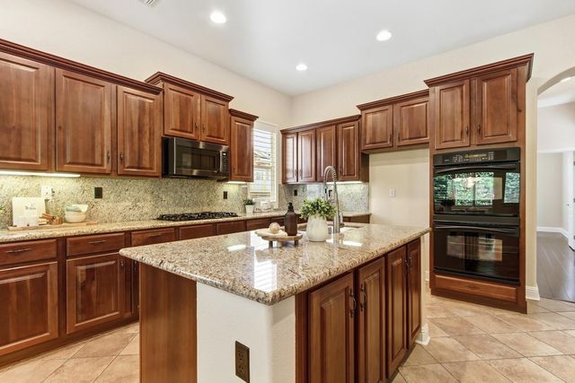 992 Hardy Ln, Lincoln, CA 95648