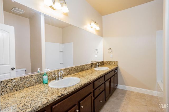 10206 Hillgate Avenue, Bakersfield, CA 93311