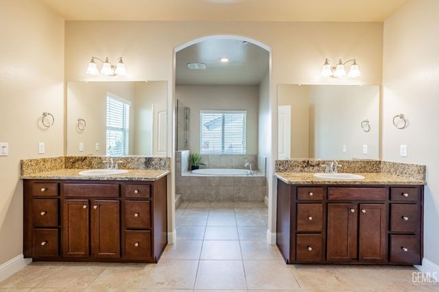 10206 Hillgate Avenue, Bakersfield, CA 93311