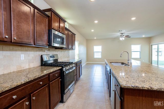 10206 Hillgate Avenue, Bakersfield, CA 93311