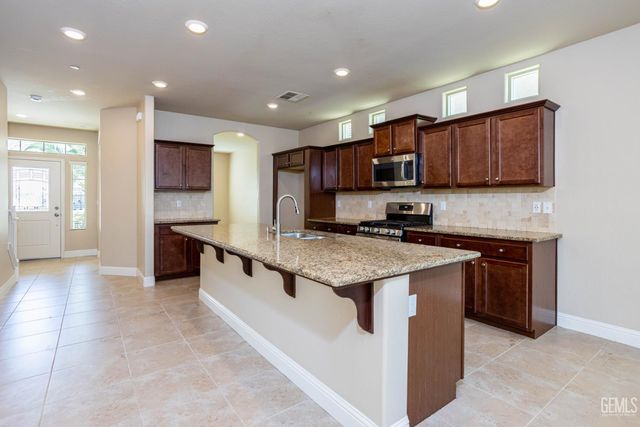 10206 Hillgate Avenue, Bakersfield, CA 93311