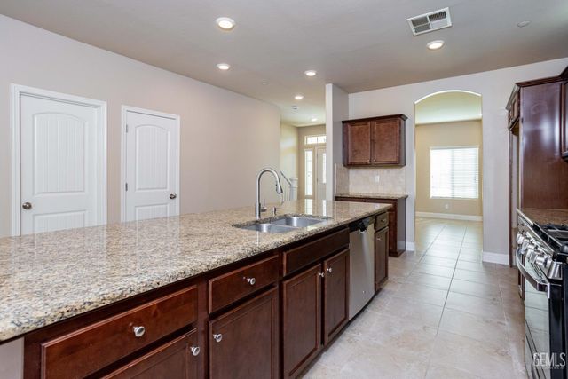 10206 Hillgate Avenue, Bakersfield, CA 93311