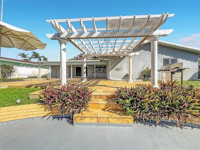 2770 NE 8th Ct, Pompano Beach, FL 33062