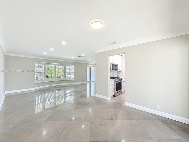 2770 NE 8th Ct, Pompano Beach, FL 33062