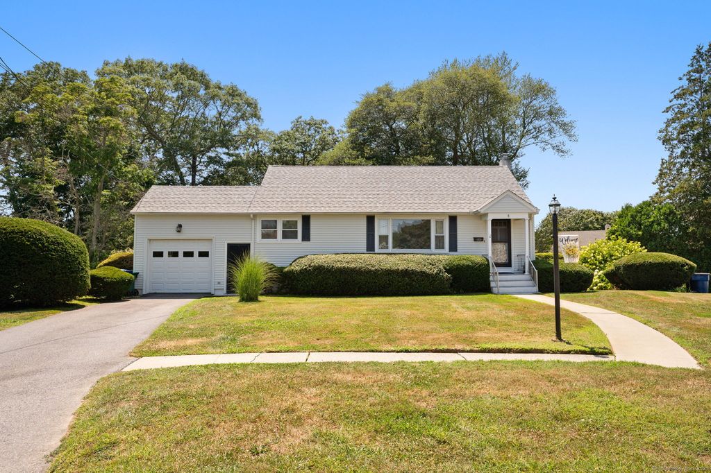 8 Sunset Drive, Waterford, CT 06385