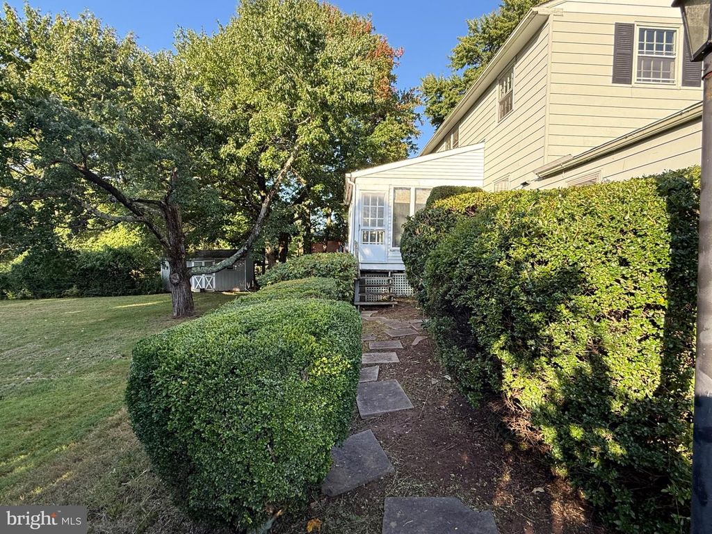 162 E BUTLER AVE, DOYLESTOWN, PA 18901 — photo 2