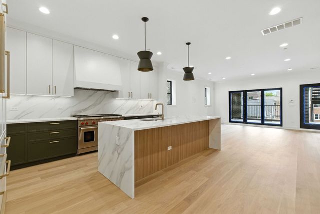 1455 W Melrose Street 1, Chicago, IL 60657