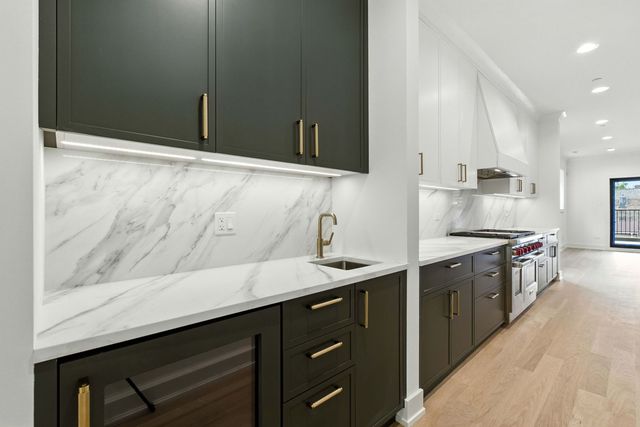 1455 W Melrose Street 1, Chicago, IL 60657