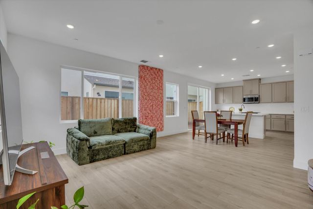 61 W San Diego Dr, Mountain House, CA 95391