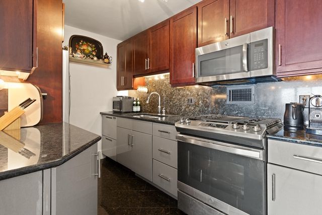 8 Whittier Place 17E, Boston, MA 02114