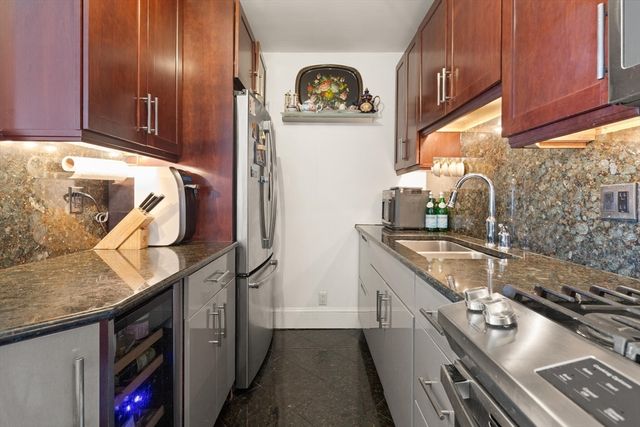 8 Whittier Place 17E, Boston, MA 02114