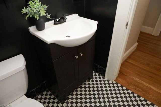 1805 W Friendly Avenue, Greensboro, NC 27403