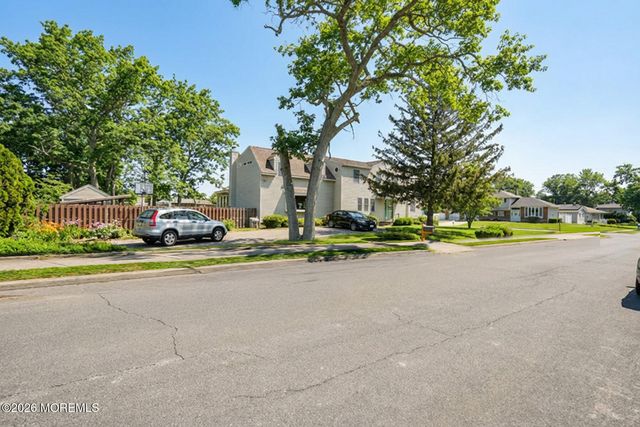 60 Sunset Drive, Howell, NJ 07731