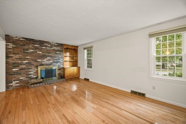 28 Camelot Ct 28, Stoughton, MA 02072