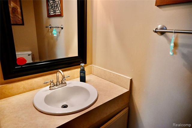 23546 N Rockledge, Novi, MI 48375