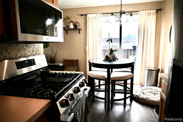 23546 N Rockledge, Novi, MI 48375