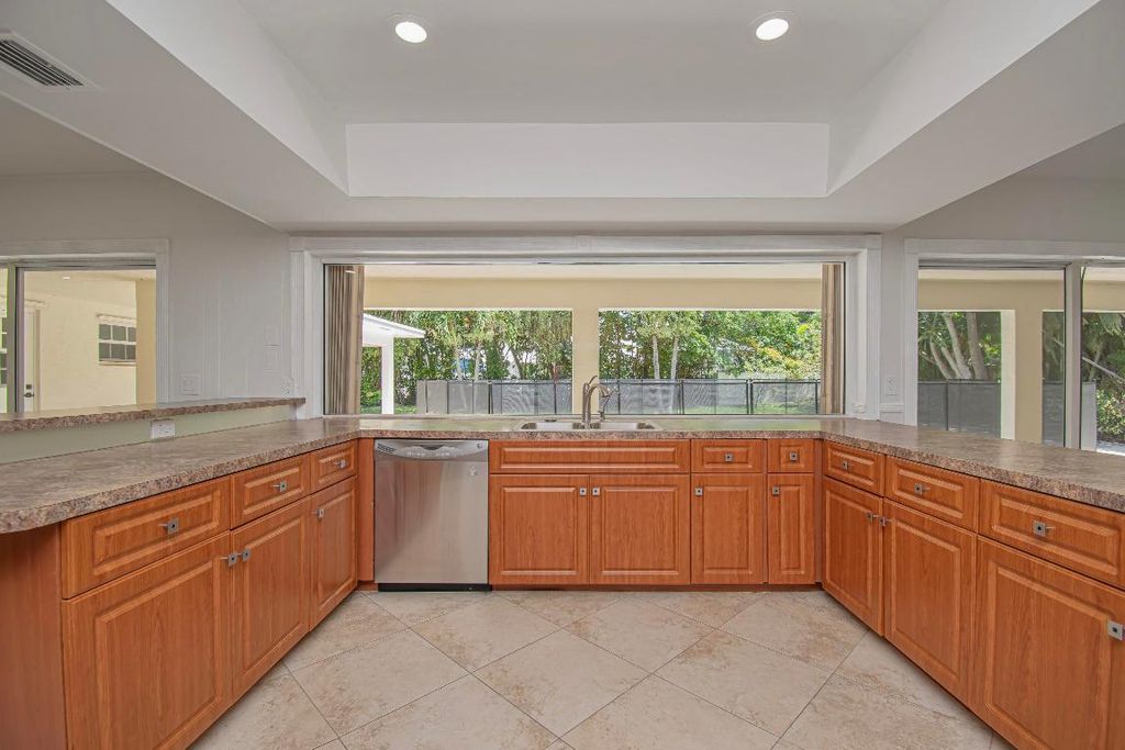 Image 11 of property listing at 6749 S Grande Drive, Boca Raton, FL 33433