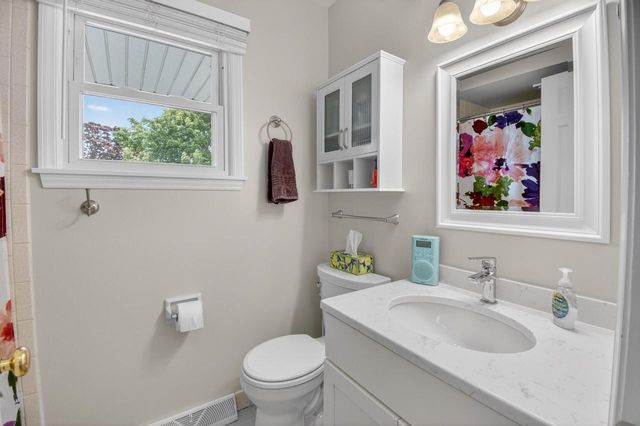 8 Steeplechase DRIVE, Racine, WI 53402