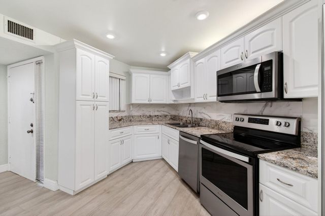 5750 Camino Del Sol 201, Boca Raton, FL 33433