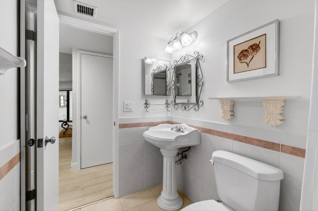 5750 Camino Del Sol 201, Boca Raton, FL 33433