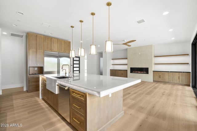 10980 E WINCHCOMB Drive, Scottsdale, AZ 85255