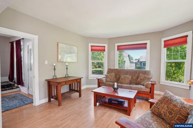 443 24th St NE, Salem, OR 97301