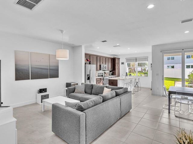 556 Sanderling Circle, Deerfield Beach, FL 33442