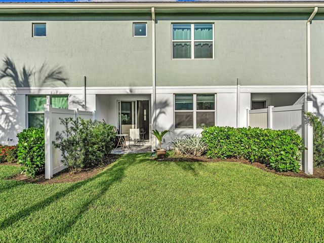 556 Sanderling Circle, Deerfield Beach, FL 33442