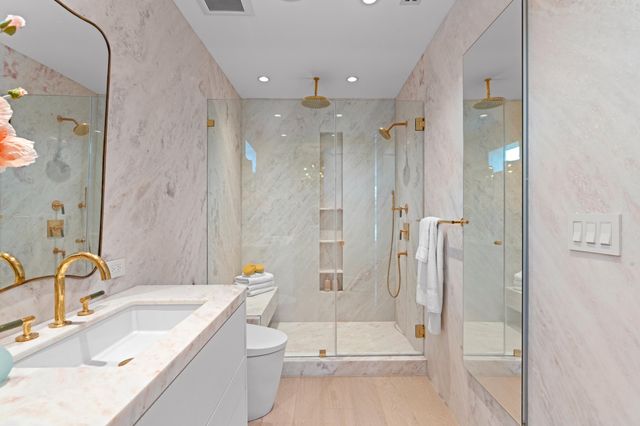 255 ROYAL POINCIANA Way 2nd floor, Palm Beach, FL 33480