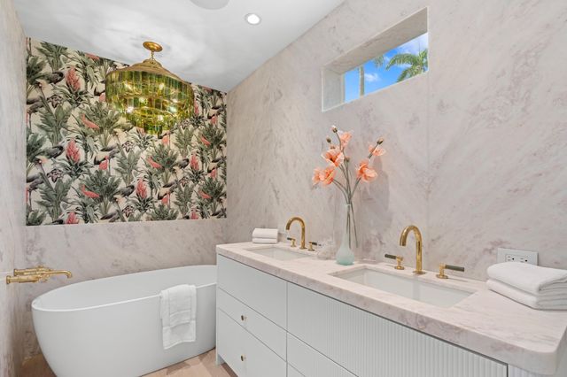 255 ROYAL POINCIANA Way 2nd floor, Palm Beach, FL 33480