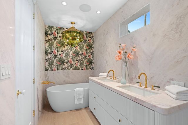 255 ROYAL POINCIANA Way 2nd floor, Palm Beach, FL 33480