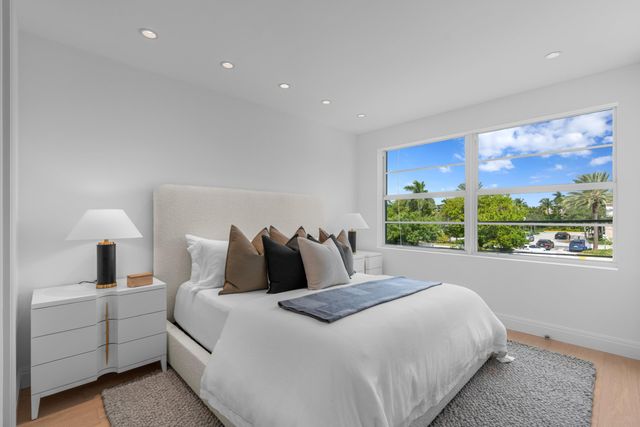 255 ROYAL POINCIANA Way 2nd floor, Palm Beach, FL 33480