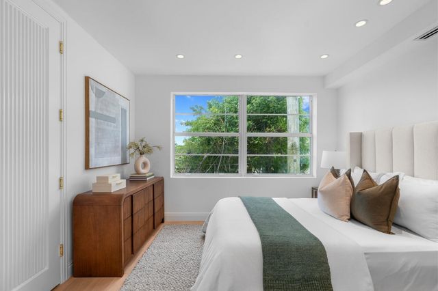 255 ROYAL POINCIANA Way 2nd floor, Palm Beach, FL 33480