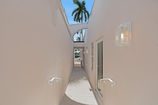 255 ROYAL POINCIANA Way 2nd floor, Palm Beach, FL 33480