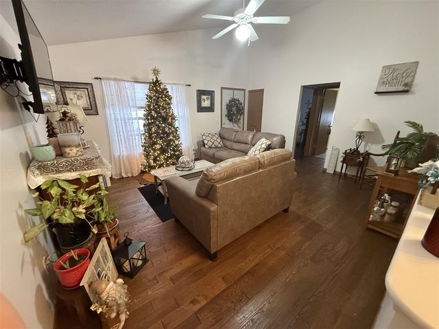 911 S Lincoln Avenue, Three Rivers, MI 49093