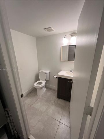 561 Racquet Club Road 21, Weston, FL 33326