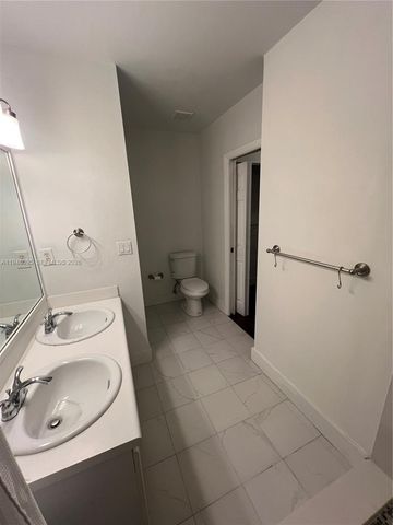 561 Racquet Club Road 21, Weston, FL 33326