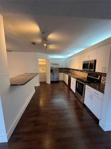 561 Racquet Club Road 21, Weston, FL 33326