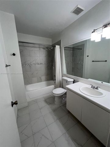 561 Racquet Club Road 21, Weston, FL 33326