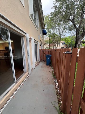 561 Racquet Club Road 21, Weston, FL 33326