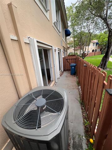 561 Racquet Club Road 21, Weston, FL 33326
