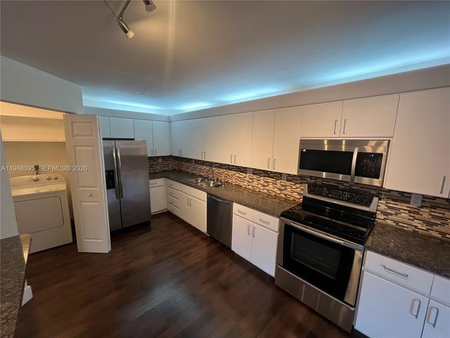 561 Racquet Club Road 21, Weston, FL 33326