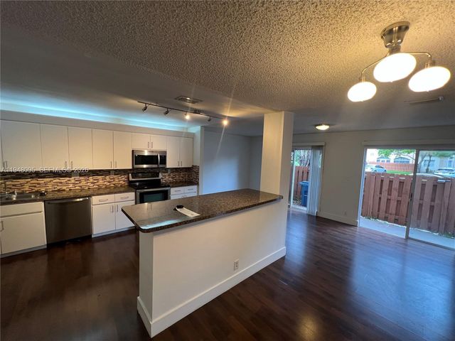 561 Racquet Club Road 21, Weston, FL 33326
