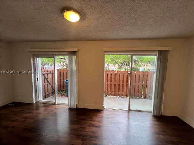 561 Racquet Club Road 21, Weston, FL 33326