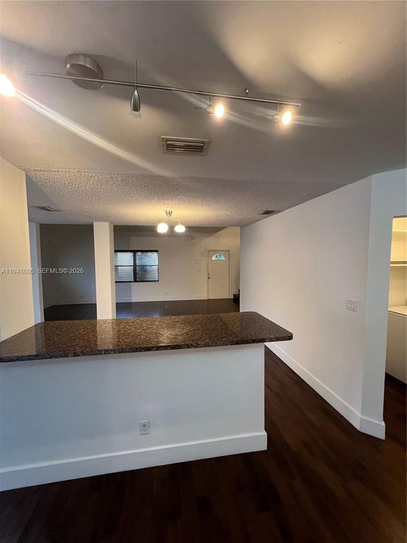 561 Racquet Club Road 21, Weston, FL 33326