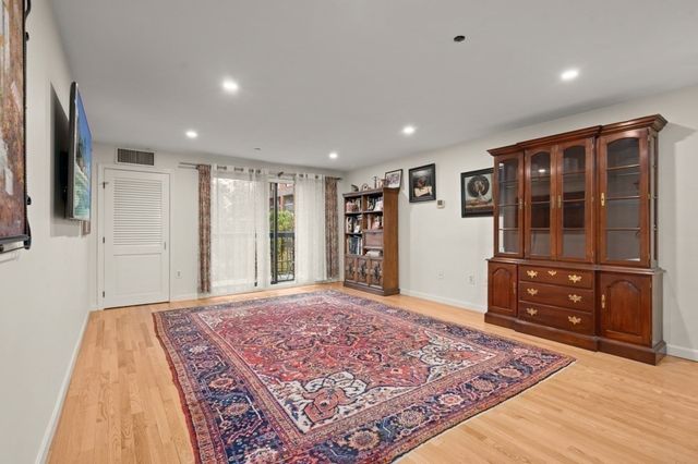 22 Railroad St 314, Andover, MA 01810