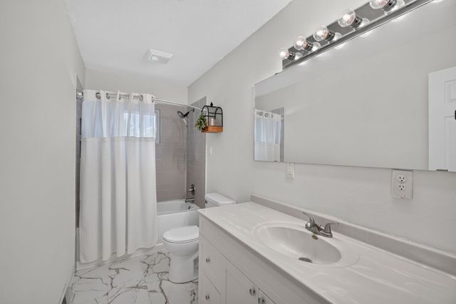 3826 E 40th Street, Des Moines, IA 50317