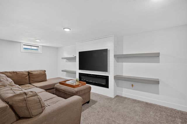 3826 E 40th Street, Des Moines, IA 50317